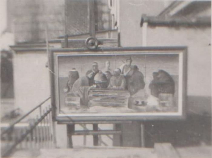 Das Gemälde „St. Cyprien“ auf dem Balkon der Wohnung in der Rue Archimède in Brüssel, Amateuraufnahme 1942 Foto: Felix-Nussbaum-Haus Osnabrück